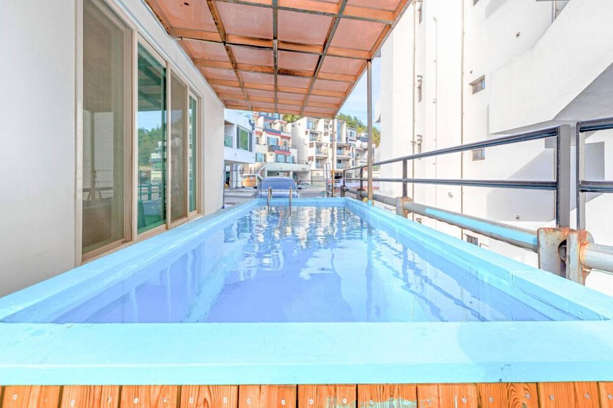 Room (101) | Individually decorated, individually furnished