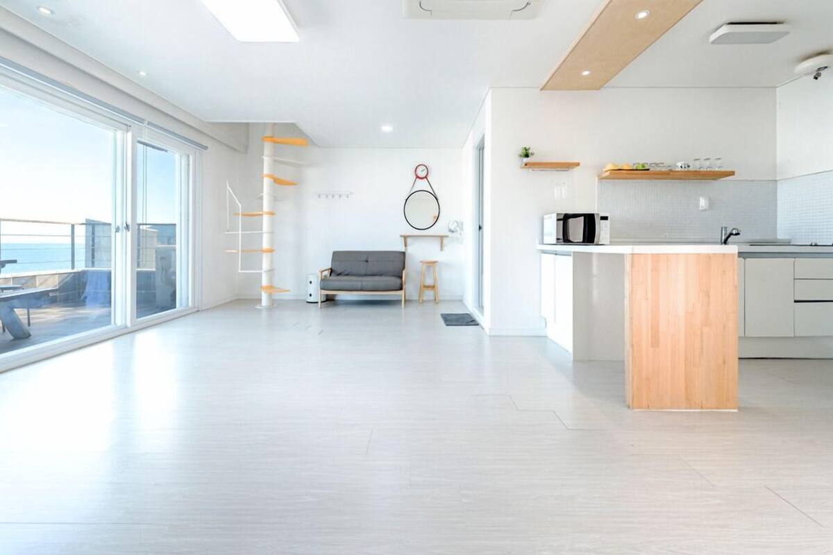 Room (402) | Individually decorated, individually furnished
