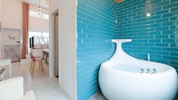 Separate tub and shower, towels