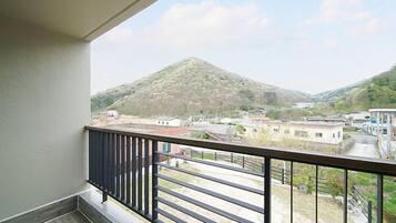 Room (203) | Individually decorated, individually furnished