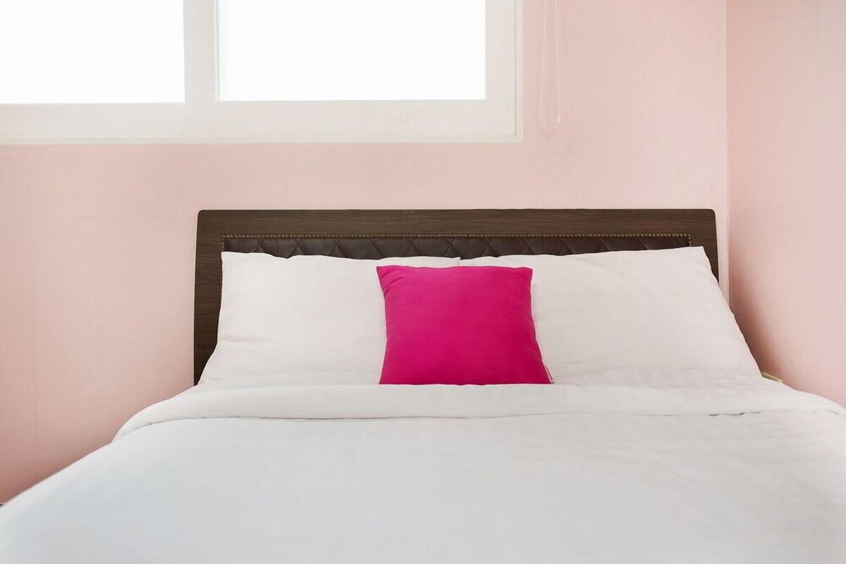 Room (203) | Individually decorated, individually furnished