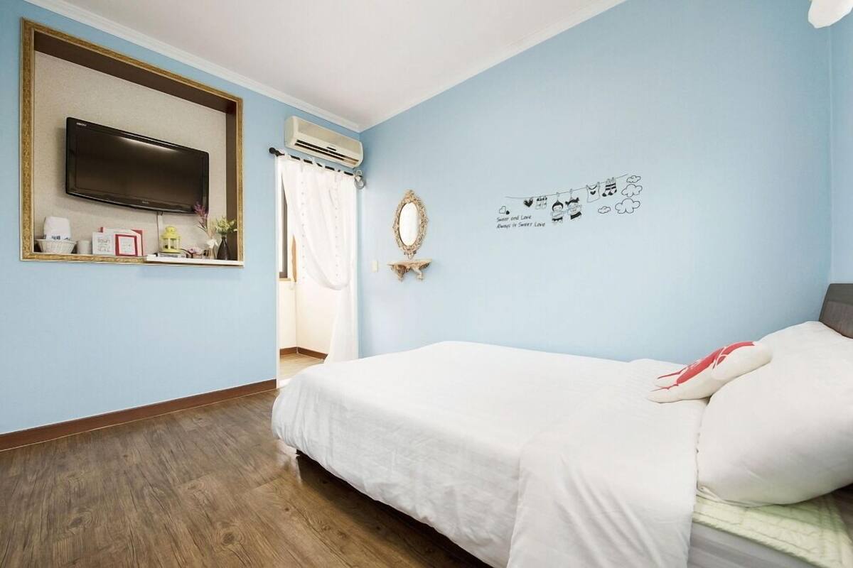 Room (202) | Individually decorated, individually furnished