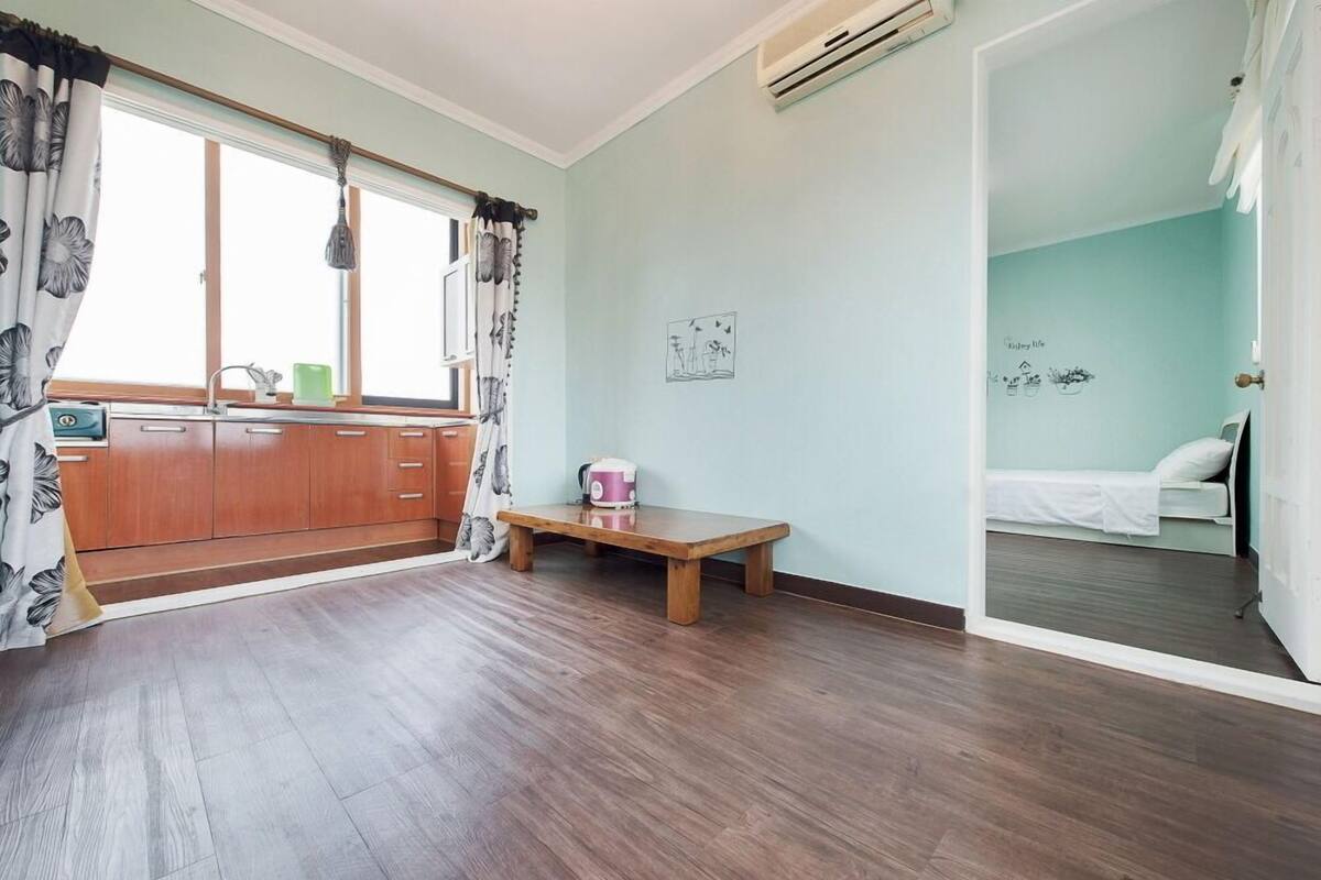 Room (302) | Individually decorated, individually furnished