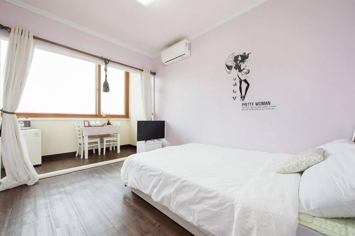 Room (301) | Individually decorated, individually furnished