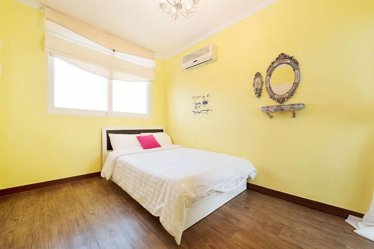 Room (201) | Individually decorated, individually furnished