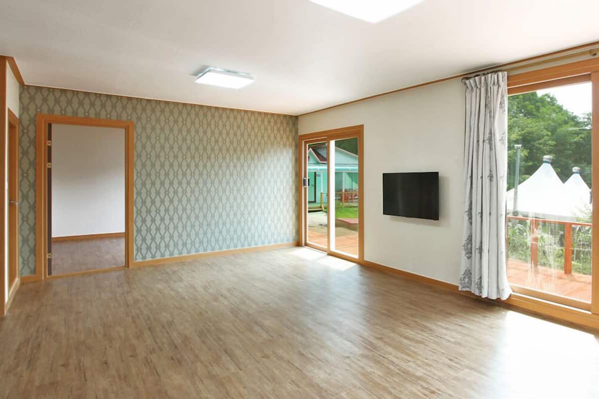 Habitación (Gold family) | Decoración personalizada y muebles diferentes