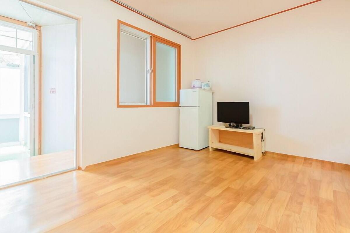 Room (House 2)