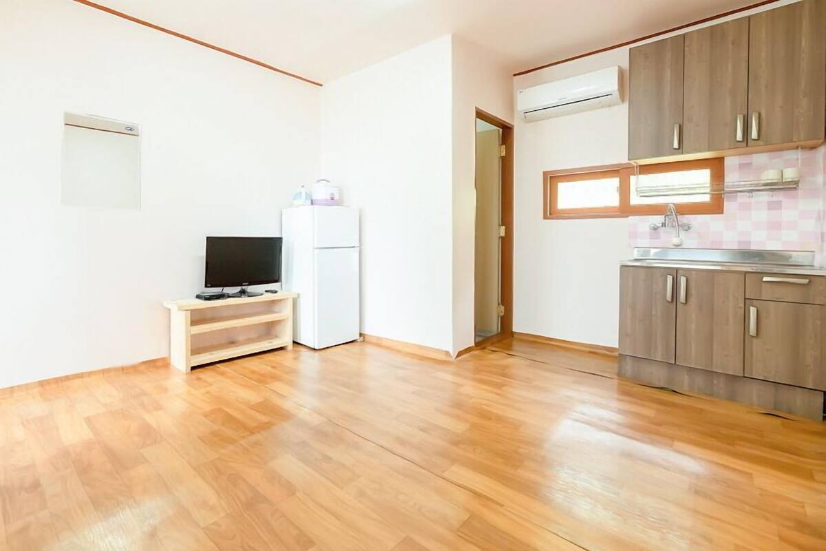 Room (House 1)
