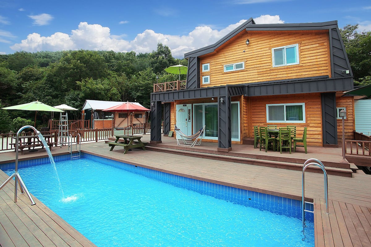 Room (Familia (Spa)) | Individually decorated, individually furnished