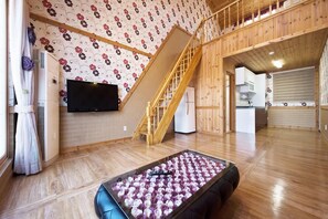 Room (Mae)