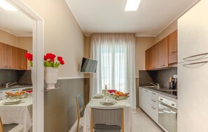 Refrigerador, parrilla de estufa y utensilios de cocina 