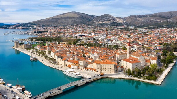 A coastal cityscape with a prominent waterfront, historic buildings, and a bridge connecting the city to the mainland. - 3 bedroom beautiful apartment in Trogir (Trogir)