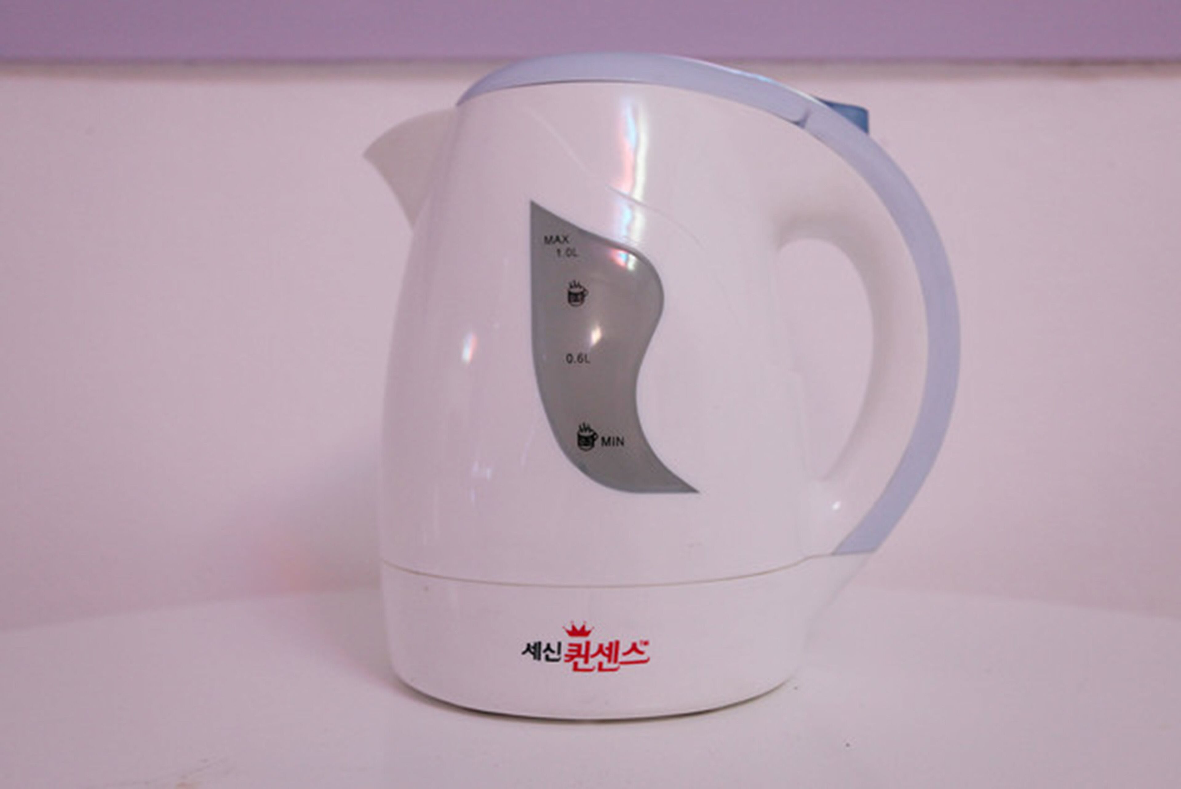 Une bouilloire électrique blanche, dotée de repères de mesure et du logo de la marque.
