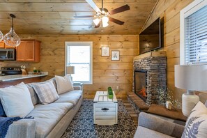 Een flatscreentelevisie, een open haard, Netflix en streamingdiensten