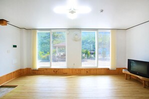 Room (Lark room) | Living room | Heated floors - Jihees House (Gapyeong)