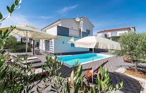 A modern house with a swimming pool, outdoor seating, and a garden. - Beautiful home in Debeljak (Debeljak)