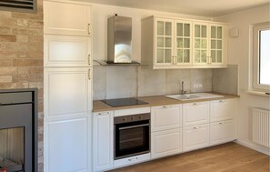 Kühlschrank, Mikrowelle, Herdplatte, Geschirrspüler