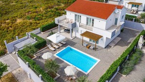 A modern two-story house with a swimming pool, outdoor seating, and a garden. - Cozy home in Debeljak (Debeljak)
