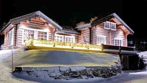A log cabin with a snow-covered roof and a stone foundation. - Pet friendly home in Hovden I Setesdal (Hovden I Setesdal)