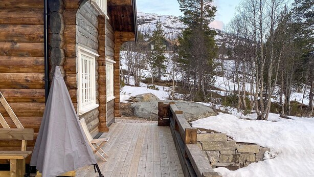 A log cabin with a wooden deck and a covered grill area. - Pet friendly home in Hovden I Setesdal (Hovden I Setesdal)