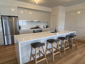 Refrigerador, microondas, horno y parrilla de estufa 
