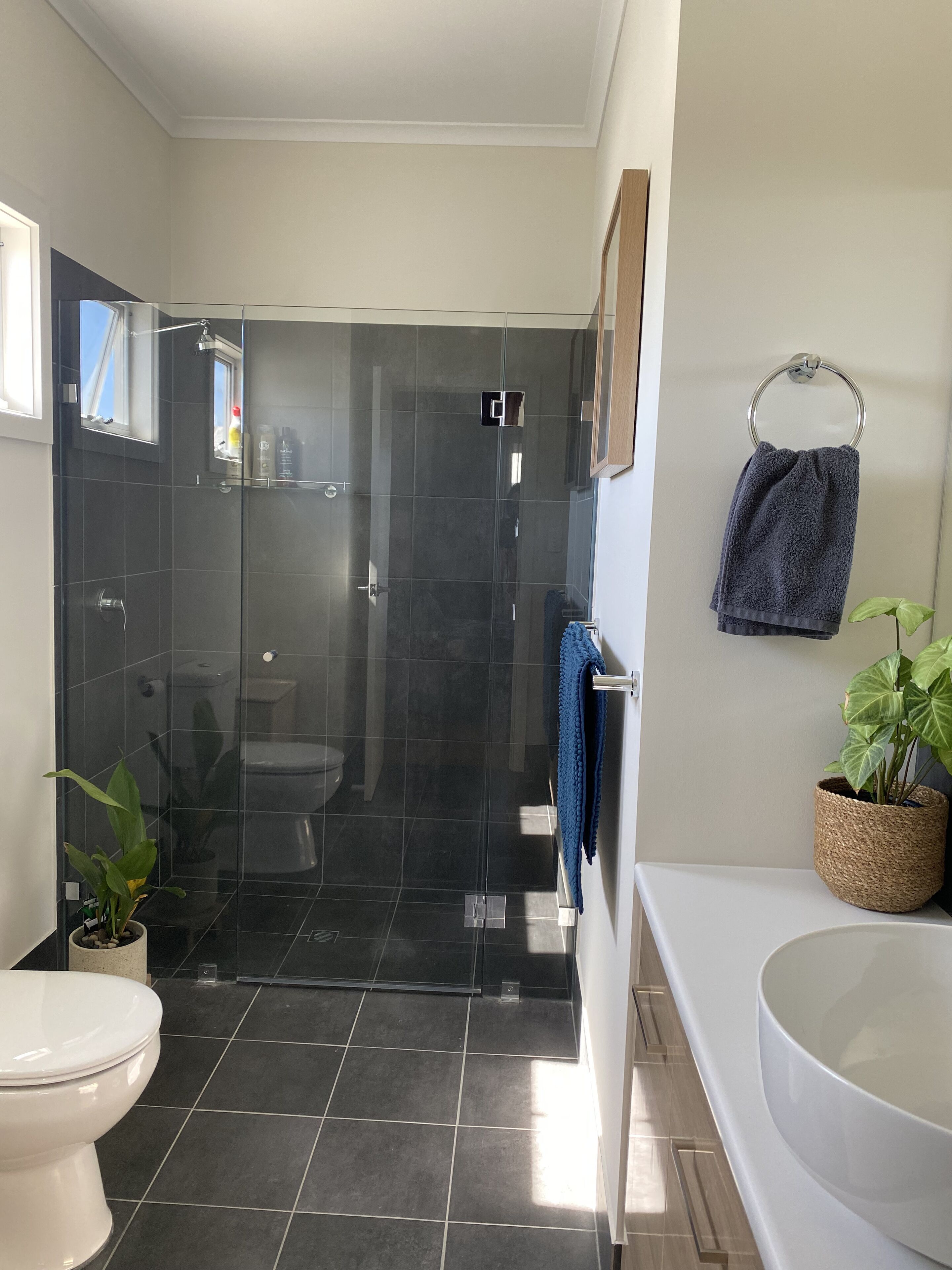Baignoire, sèche-cheveux, savon, shampoing