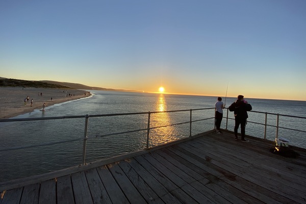 Vlak bij het strand, ligstoelen