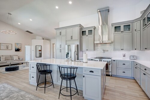 A Luxurious Waterfront Home awaits you!