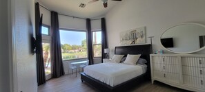 4 bedrooms, iron/ironing board, free WiFi, bed sheets - Luxurious Waterfront with a Heated Pool (Chandler)