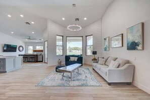 Smart TV, fireplace - Luxurious Waterfront with a Heated Pool (Chandler)