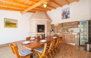 Dining - Stunning home in Milna (Milna)