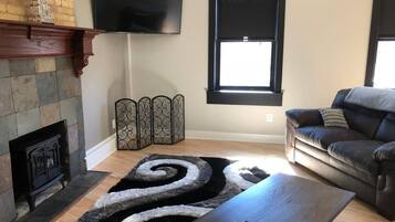 Télévision, cheminée, livres