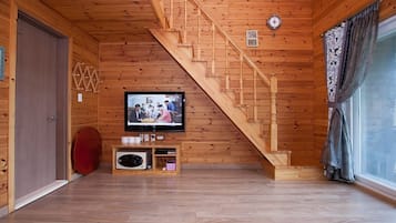 Dúplex (Lime) | Sala d'estar | Televisor LCD de 42 polzades amb canals per satèl·lit i televisor