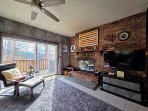 Smart TV, fireplace, DVD player, books - Tips Up Townhome - 3 BD 2.5 BT - Ideal Stowe Location! Family & Remote Friendly! (Stowe)