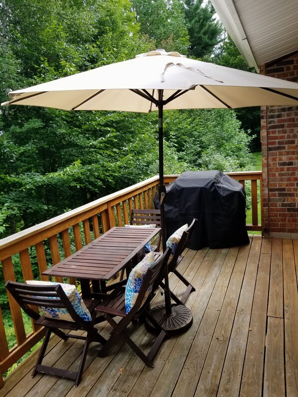 Outdoor dining - Tips Up Townhome - 3 BD 2.5 BT - Ideal Stowe Location! Family & Remote Friendly! (Stowe)
