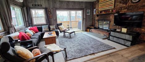 智能電視、壁爐、DVD 播放機、書籍