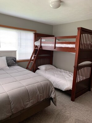 2 chambres, fer et planche à repasser, Wi-Fi gratuit, draps fournis