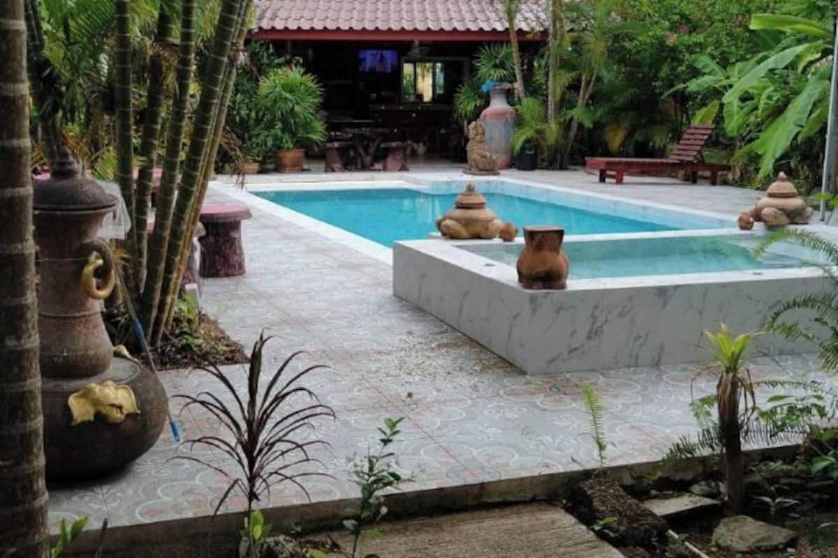 Skrivebord, wi-fi (inkludert) og sengetøy