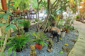 Desk, WiFi (free), bed sheets - Ban Elephant Blanc Bungalow (Karon)