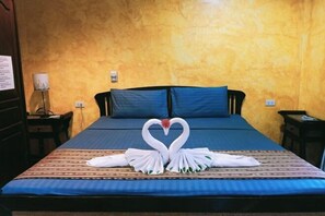 Desk, WiFi (free), bed sheets - Ban Elephant Blanc Bungalow (Karon)