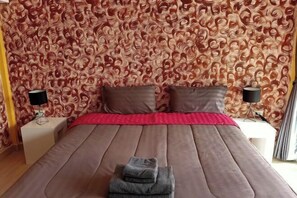 Escritorio, wifi gratis, ropa de cama