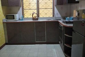 Desk, free WiFi, bed sheets - Ban Elephant Blanc Bungalow (Karon)