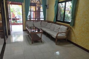 Desk, free WiFi, bed sheets - Ban Elephant Blanc Bungalow (Karon)