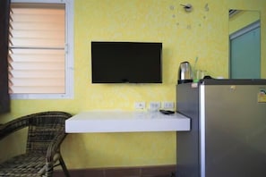 Desk, free WiFi, bed sheets - Ban Elephant Blanc Bungalow (Karon)
