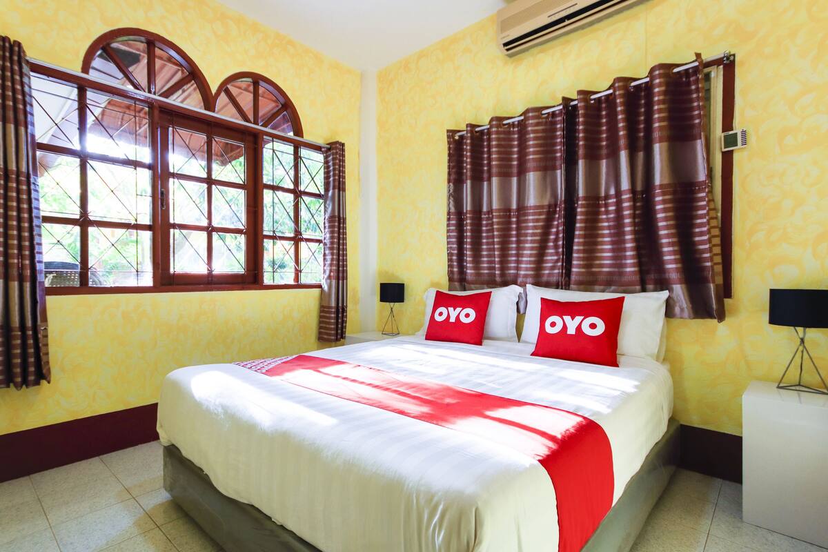 Desk, WiFi (free), bed sheets