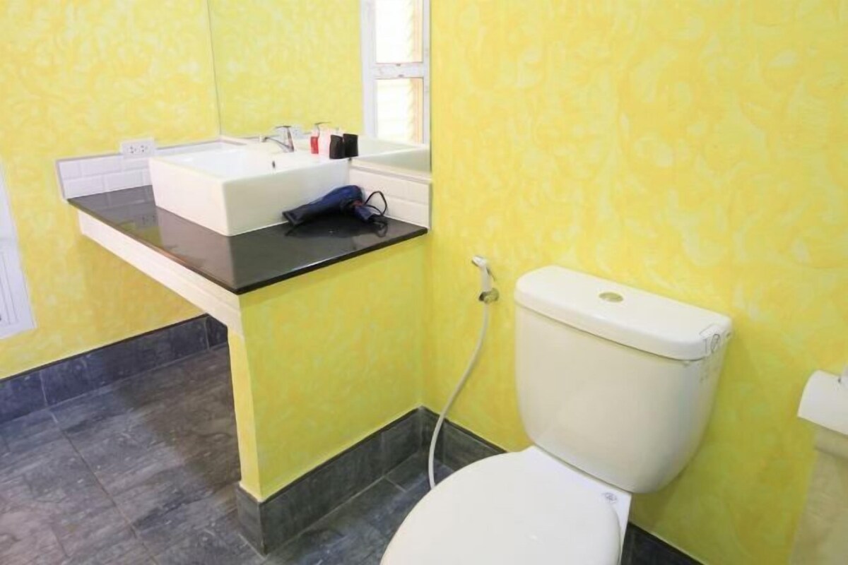 Desk, WiFi (free), bed sheets