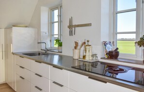 Køleskab, mikrobølgeovn, kogeplade, opvaskemaskine