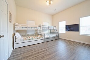 4 habitaciones, escritorio, tabla de planchar con plancha y wifi 