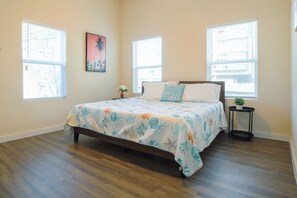 4 bedrooms, desk, iron/ironing board, WiFi - Spacious beach house - sleep 16+, 3 king beds, 3 baths - short walk to Seawall (Galveston)