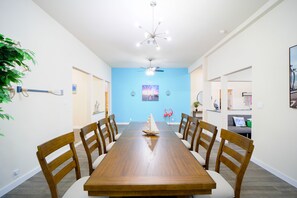 Dining - Spacious beach house - sleep 16+, 3 king beds, 3 baths - short walk to Seawall (Galveston)